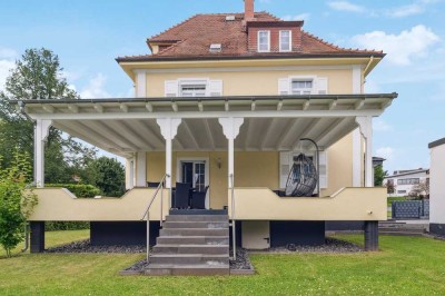 Neuwertige Stadtvilla mit Garten und großer Garage