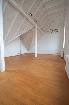 Individuelle Galerie- Wohnung mir Atelierraum | Gesuchte Lage |  78 m² Gesamtfläche | Neuw.  Bad