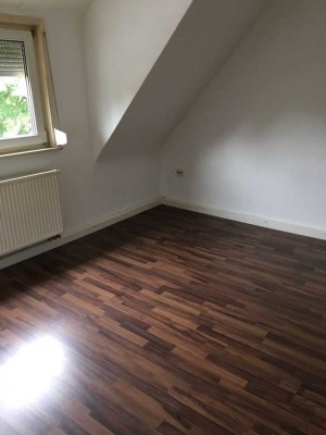 //Gemütliche 3-Zimmer-Dachgeschoss-Wohnung in Stuttgart-Zuffenhausen// WG-geeignet!