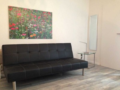 Wir renovieren für Sie! Mittendrin teilmöbliert mit Küche