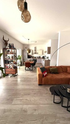 Modern geschnittene großzügige Wohnung  -Deckenhöhe 3 Mtr.-  in ruhigem 4-Familienhaus