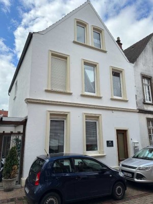 Erdgeschosswohnung mit Terrasse, 2 Zimmer, 2 Badezimmer, Küche mit Einbauküche