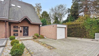 Rheinnähe: Attraktive Doppelhaushälfte mit Kamin, hochw. Einbauküche, 3 Bäder, Garage in Wittlaer