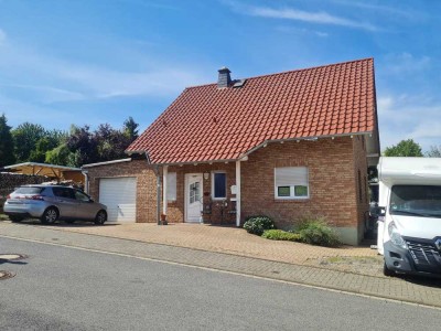 Wo Ruhe wohnt und das Leben blüht... Verklinkertes Einfamilienhaus in ruhiger Stichstraße.