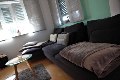 Helle 1,5 Zimmer Einliegerwohnung mit EBK und Terrasse .