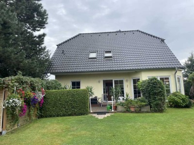 Traumhaus in bester Lage der Gartenstadt Großziethen mit idealem Grundstück und Garagen