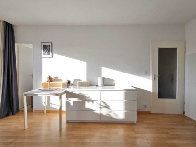 Möblierte 1-Zimmer-Wohnung mit Balkon und separater Küche nahe U1