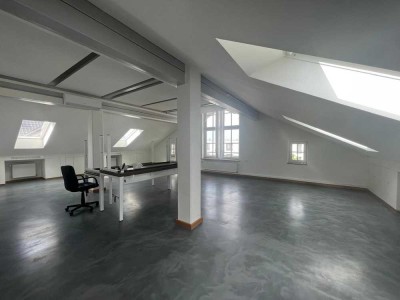 Helle und großzügige Dachgeschosswohnung in Ergoldinger Top-Lage!