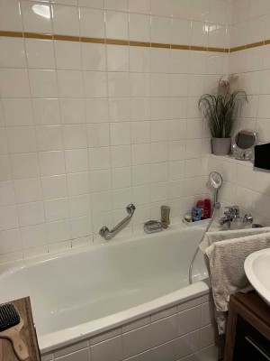 Stilvolle, neuwertige 3-Zimmer-Wohnung mit Balkon in Traunreut
