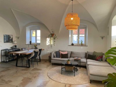 Vollständig renovierte Wohnung in einem denkmalgeschützten Gebäude mitten in den westlichen Wäldern