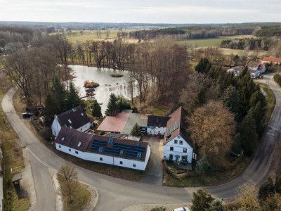 Drei exklusive Einfamilienhäuser mit Privatsee, Insel & modernster Technik – Naturidyll trifft Nachh