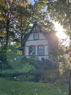 Etwas Besonderes: Das historische Gärtnerhaus des Schlosses Düneck, mit traumhaftem Grundstück