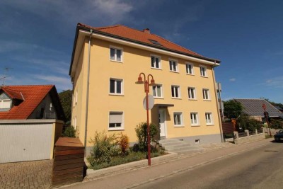 Kuschelige 5 Zi. Whg. in Rielasingen mit sonnigen Balkon und Einzel-Garage - nur 3 WE