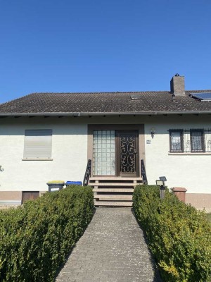 Modernisiertes Haus mit sechs Zimmern und Einbauküche in Bretzenheim