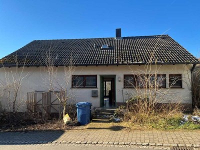 Sanierungsbedürftiges Einfamilienhaus mit Doppelgarage  in Mömbris-Molkenberg