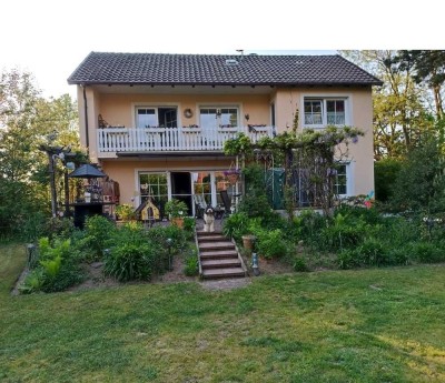 Freistehendes Einfamilienhaus mit Vollkeller und großen Garten