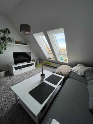 Geschmackvolle, vollst. renovierte 2-Zimmer-Dachgeschosswohnung mit geh. Innenausstattung