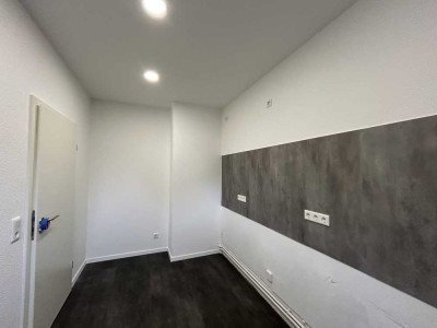 Wohnen an den Barmer Anlagen. Schöne, sanierte 2-Zi.- Whg. mit Küche, Diele & Wannenbad mit Fenster.