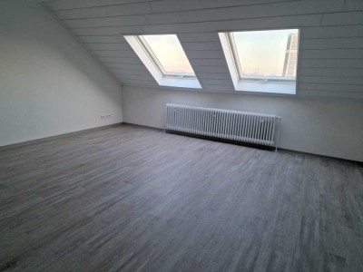 Frisch renovierte helle und moderne Dachgeschosswohnung mit Weitblick