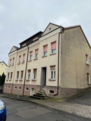 Großes Wohn- & Gewerbeanwesen mit Halle, Garagen & Garten – vielseitig nutzbar!