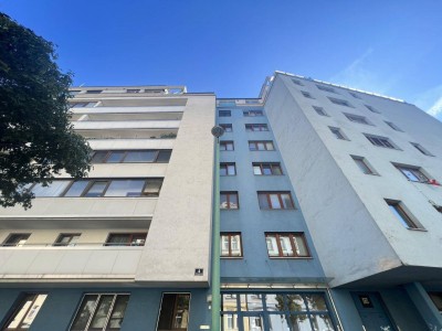 *Sanierungsbedürftiger Singlehit in Ruhelage mit Loggia bei U6 Dresdner Straße* Ab sofort verfügbar*