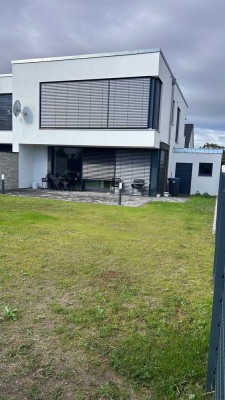 Doppelhaushälfte mit exkl. Ausstattung, mod. Bädern, Terrasse und PV-Anlage