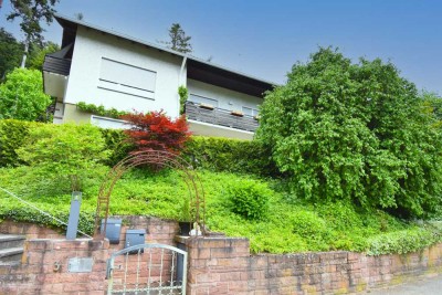 **Wohnen auf der Sonnenseite**Großzügiges Einfamilienhaus mit Einliegerwohnung in Waldrandlage**