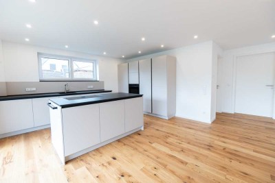Stilvolle 5-Zimmer-Maisonette-Wohnung mit lux. Innenausstattung mit Garten und EBK in Groß-Zimmern