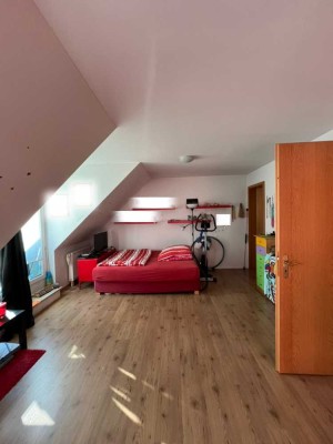 Stilvolle 1-Raum-Dachgeschosswohnung mit Balkon und Einbauküche in Neutraubling
