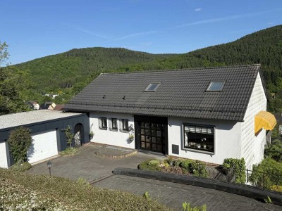 Einfamilienhaus mit ELW, großer Garage und unverbaubarem Talblick