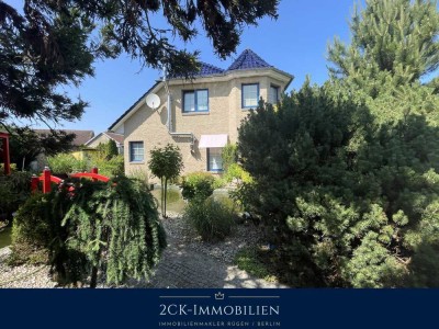 Das kleine Schloß mit 5 Zimmern, 2 Bäder, Swimmingpool, Teich, Carport, 620 m² gepflegter Garten!