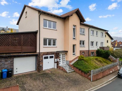 **Saniertes 2-Familien-Wohnhaus mit zwei Garagen in ruhiger Wohnlage**