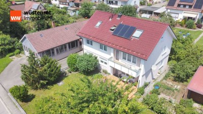Modernisiertes Zweifamilienhaus mit ausgebautem Dachgeschoss und separatem Werkstattgebäude