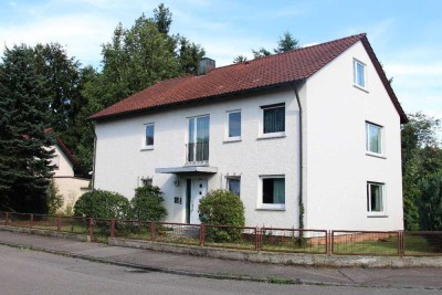 Gepflegte 2-Zimmer-DG-Wohnung in Neu-Ulm Villenviertel, WG-geeignet, teilmöbliert