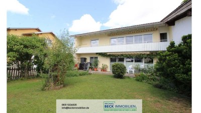 Ein- oder Zweifamilienhaus mit 2 Garagen in sonniger Lage von Durach