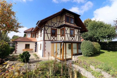 Freistehendes Einfamilienhaus mit wunderschönem Garten, Wintergarten und Doppelgarage!