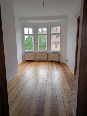 Frisch sanierte 4-Zimmer Wohnung im Denkmal mit Balkon