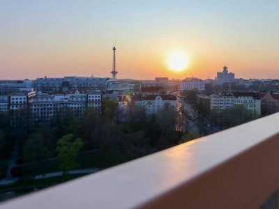 Skyline trifft Seeidylle: Design-Penthouse mit Weitblick und Wassergrundstück