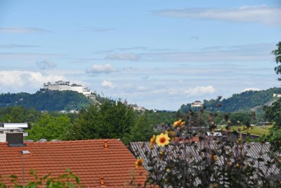 Moderne Architektenvilla mit Festungsblick