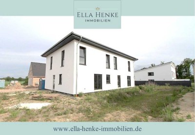 Neubau vor Erstbezug: Moderne, freistehende Stadtvilla mit über 200m² + 70m² Einliegerwohnung.