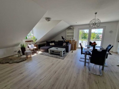 Stilvolle, neuwertige 3-Zimmer-Dachgeschosswohnung mit geh. Innenausstattung mit Balkon und EBK