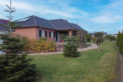 Hochwertiger 4-Zimmer-Bungalow mit 2 Garagen auf großem Grundstück in Röbel (Müritz)