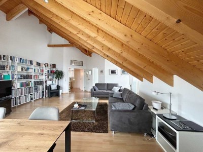Attraktive Dachgeschosswohnung mit Balkon, Einbauküche und Garage