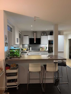 Schöne 4-Zi Altbau-Wohnung mit Balkon und Einbauküche in der südlichen Innenstadt