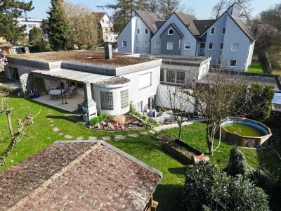 Imposanter Bungalow / Für 2 Familien mit Schwimmhalle / Top Lage / 380 m² Wohnfläche