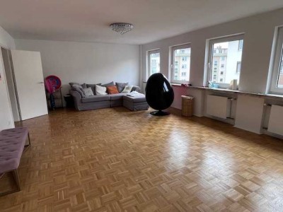 Großzügige helle 2 Zimmerwohnung nähe Volksgarten! Kamin im Wohnzimmer! Bezug sofor
