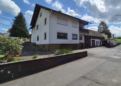 Freistehendes Zweifamilienhaus mit  großem Grundstück