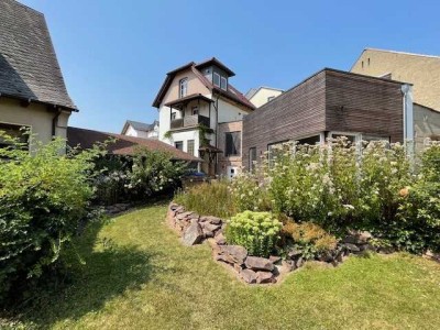Liebevoll saniertes Backsteinhaus mit modernem Anbau, Naturgarten & SmartHome im „Goldenen Dorf"