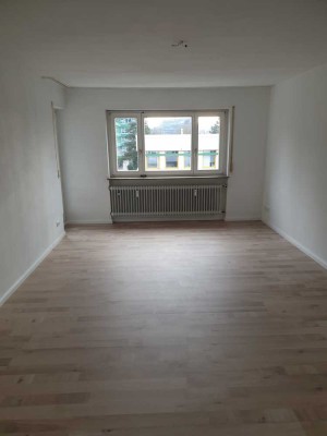Stilvolle, vollständig renovierte 2,5-Zimmer-Wohnung mit Balkon und EBK in Weingarten