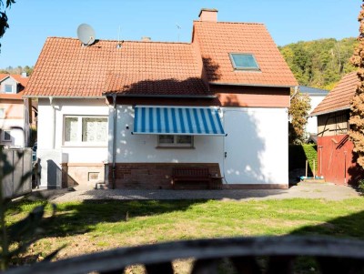 Einziehen und Wohlfühlen: Modernisiertes Einfamilienhaus mit Garten in Gelnhausen-Roth